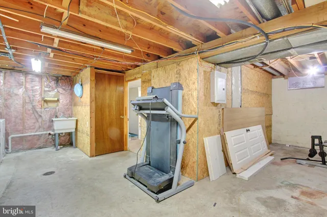 a view of a house with backyard and garden