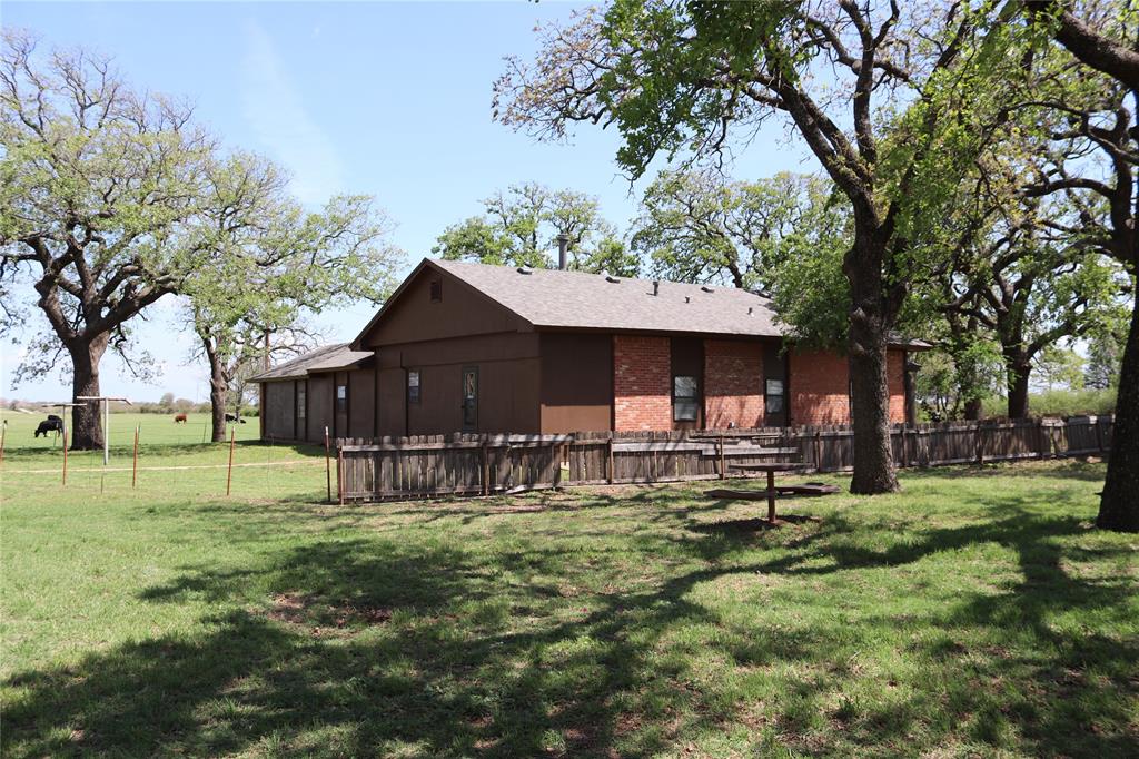 2553 Brixey Road Henrietta, TX 76365 - Photo 20 of 32 a backyard of a house with table and chairs