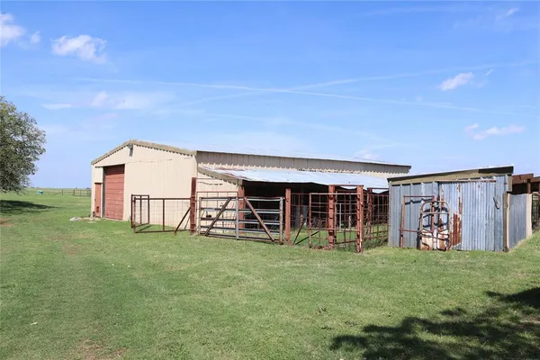 a view of a house with yard and that has a big yard