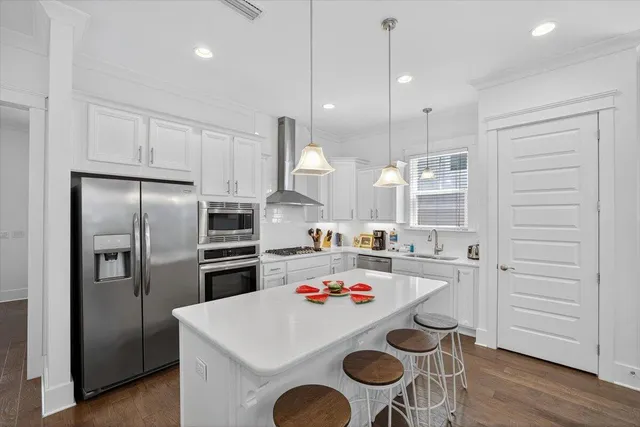 a kitchen that has a stove and a refrigerator