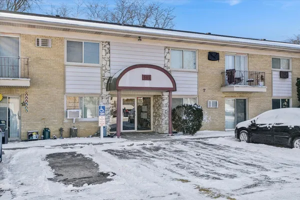 $164,500 | 501 Carlysle Drive, Unit 7, Clarendon Hills, IL 60514