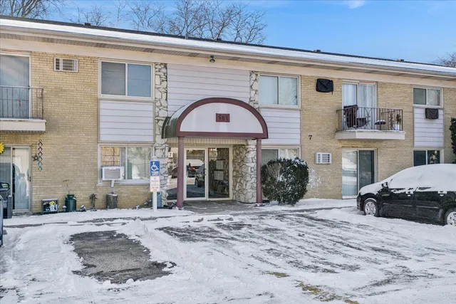 $168,000 | 501 Carlysle Drive, Unit 7, Clarendon Hills, IL 60514