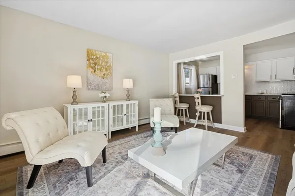 $164,500 | 501 Carlysle Drive, Unit 7, Clarendon Hills, IL 60514