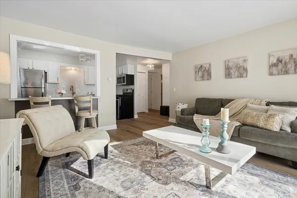 $164,500 | 501 Carlysle Drive, Unit 7, Clarendon Hills, IL 60514