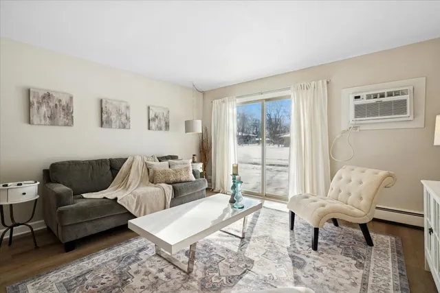 $168,000 | 501 Carlysle Drive, Unit 7, Clarendon Hills, IL 60514