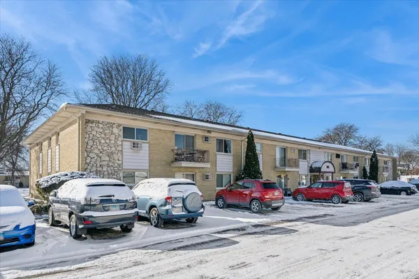 $164,500 | 501 Carlysle Drive, Unit 7, Clarendon Hills, IL 60514