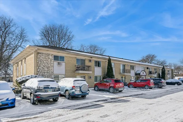 $168,000 | 501 Carlysle Drive, Unit 7, Clarendon Hills, IL 60514