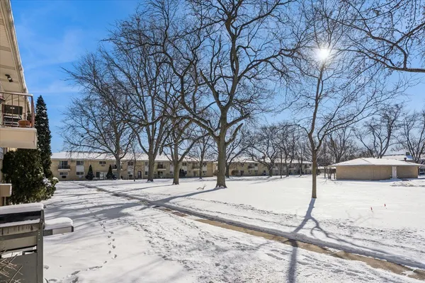 $164,500 | 501 Carlysle Drive, Unit 7, Clarendon Hills, IL 60514