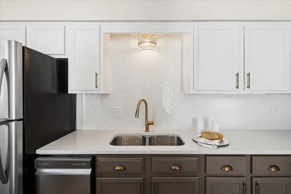 $164,500 | 501 Carlysle Drive, Unit 7, Clarendon Hills, IL 60514