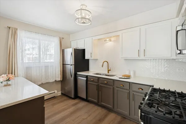 $164,500 | 501 Carlysle Drive, Unit 7, Clarendon Hills, IL 60514