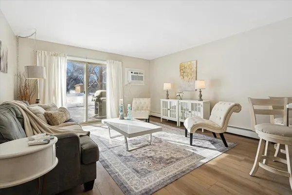$164,500 | 501 Carlysle Drive, Unit 7, Clarendon Hills, IL 60514