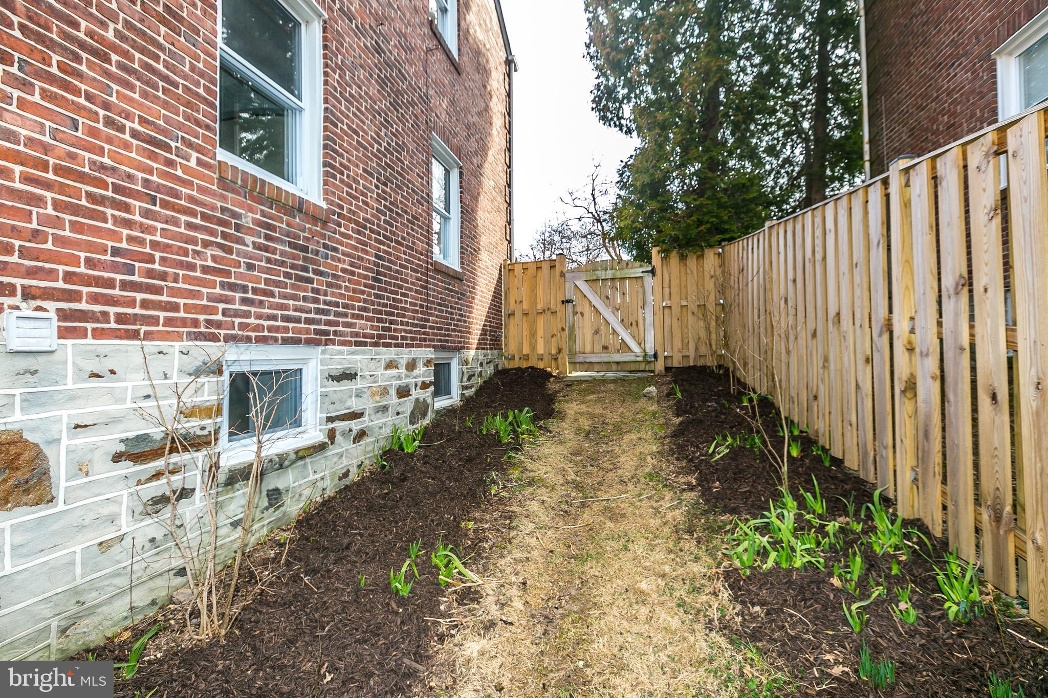1000 Andover Road Baltimore, MD 21218 - Photo 29 of 31 Side yard