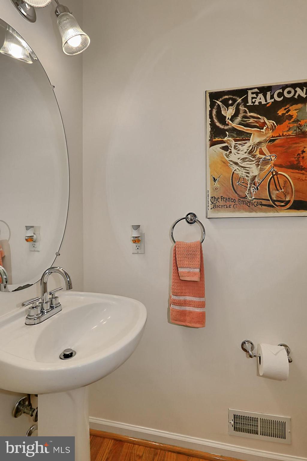 8428 Ambrose Court Springfield, VA 22153 - Photo 20 of 44 Powder Room