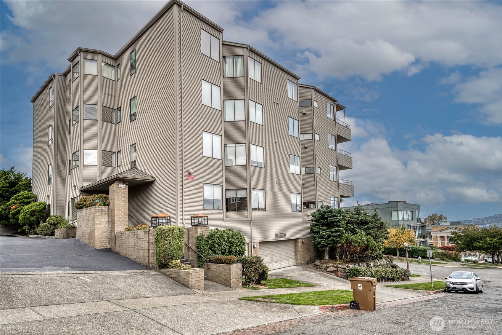 507 North 3rd Street, Unit 101 Tacoma, WA 98403 - Photo 33 of 33 a front view of a building with garden