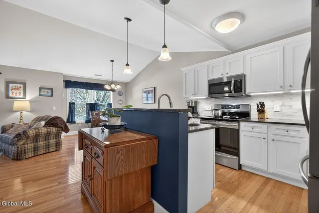 $389,900 | 70 Knollwood Hollow, Milton, NY 12020