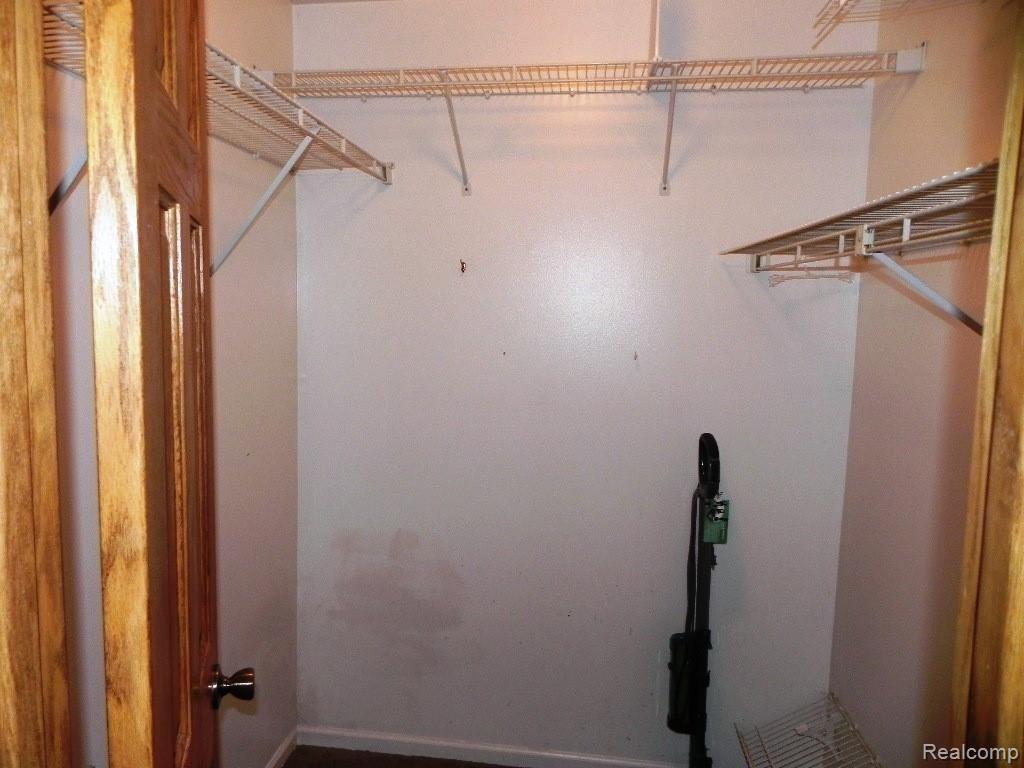 3121 Smugglers Ridge Walled Lake, MI 48390 - Photo 43 of 44 Master bedroom walk-in closet.JPG
