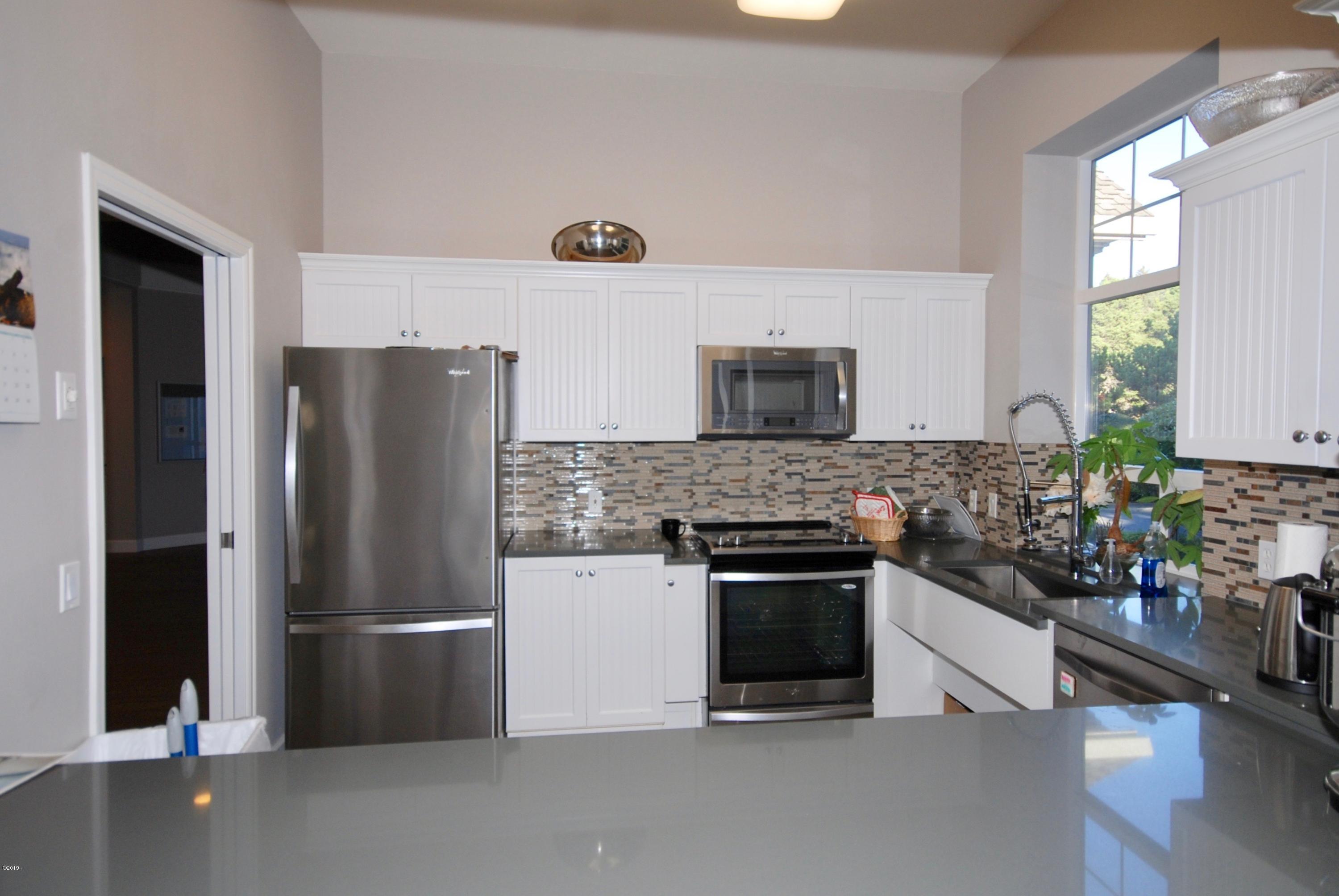 320 Southwest 58th Street Newport, OR 97365 - Photo 17 of 29 Clubhouse Kitchen