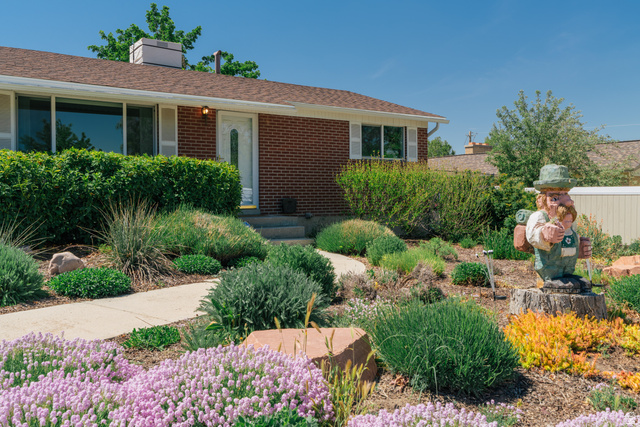 322 Lane Circle Sandy, UT 84070 - Photo 5 of 38