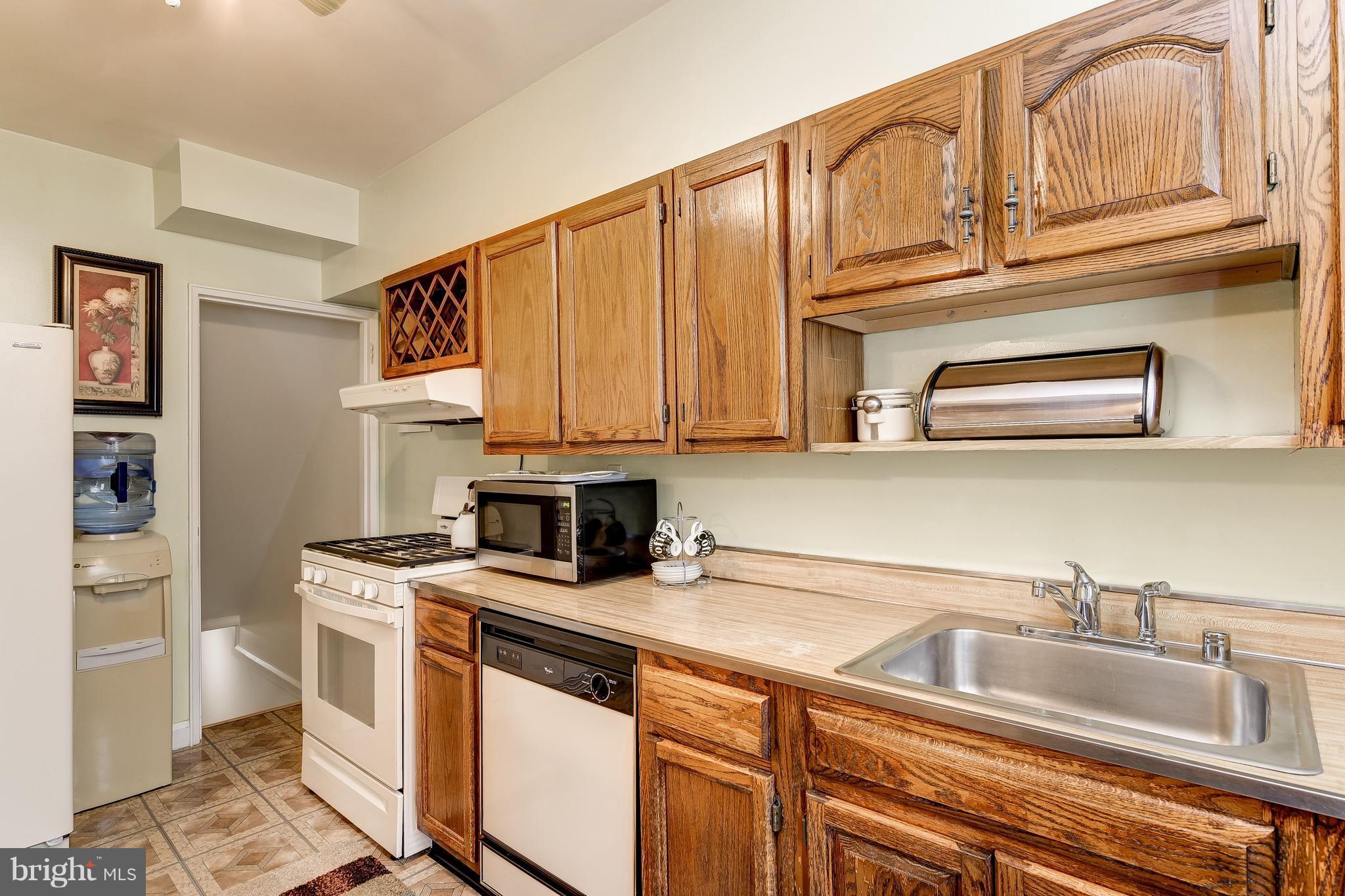 821 Southridge Road Baltimore, MD 21228 - Photo 13 of 30 Kitchen