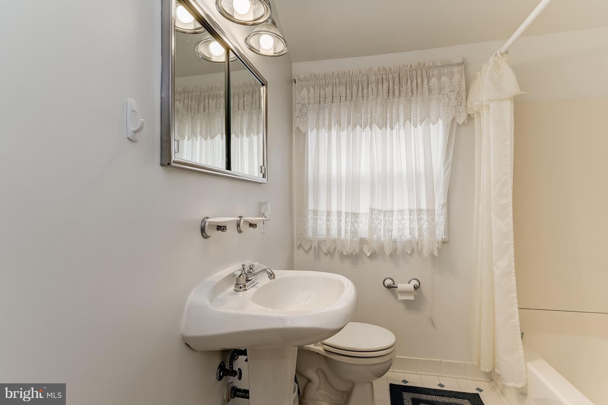 821 Southridge Road Baltimore, MD 21228 - Photo 18 of 30 Full Bath