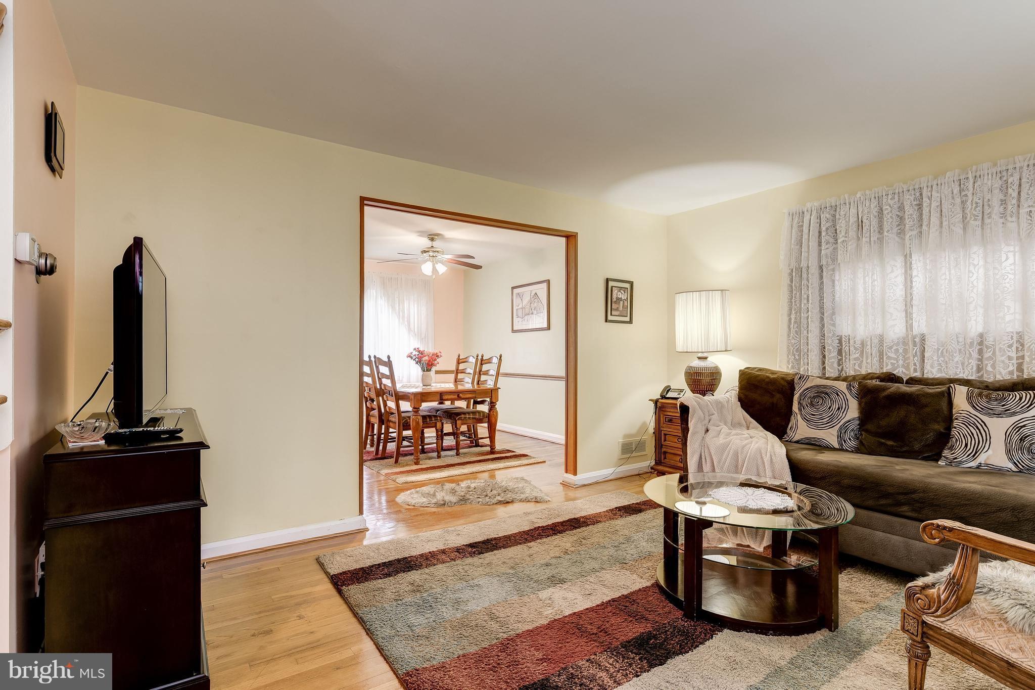821 Southridge Road Baltimore, MD 21228 - Photo 3 of 30 Living Room