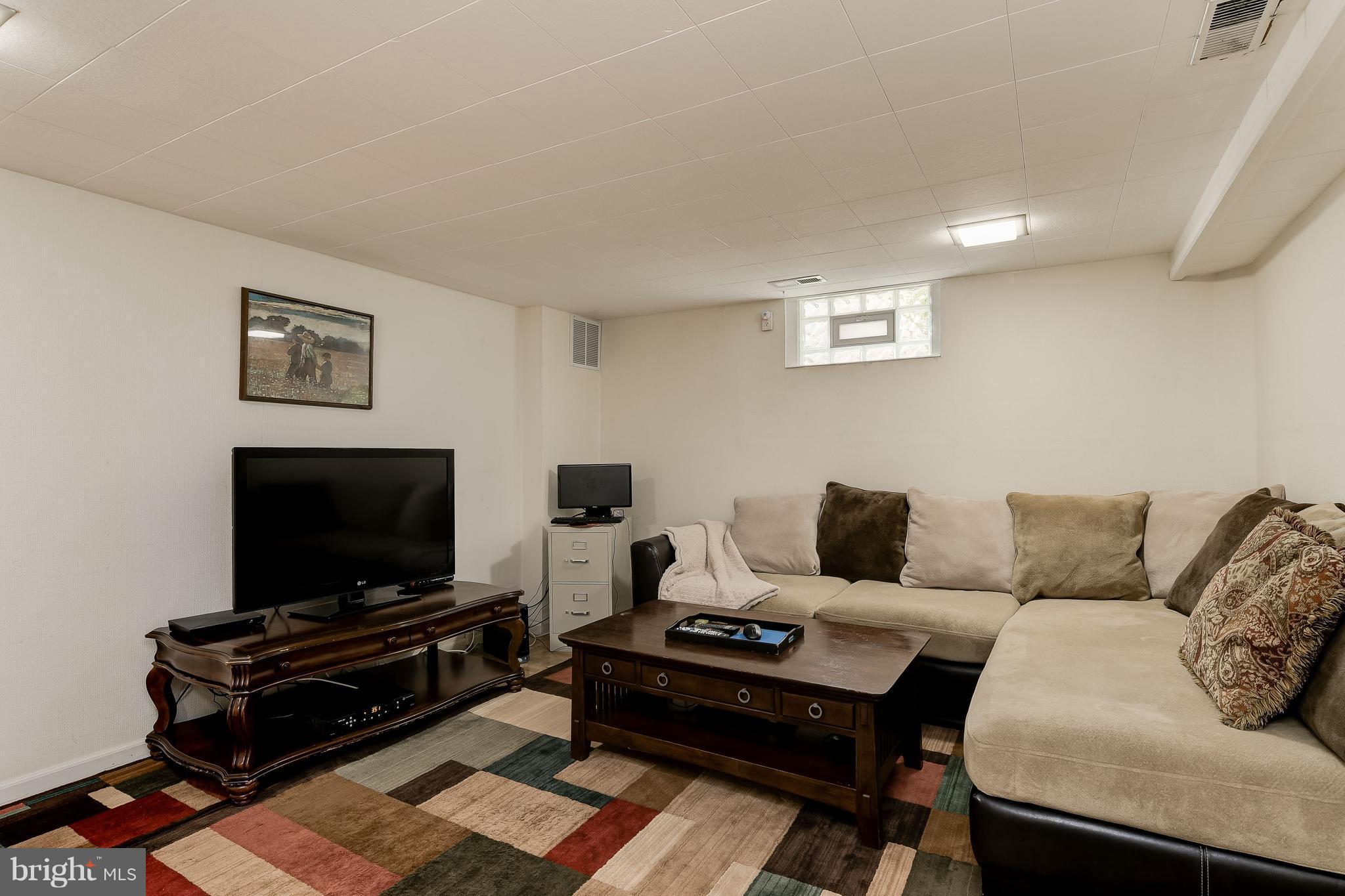 821 Southridge Road Baltimore, MD 21228 - Photo 21 of 30 Family Room