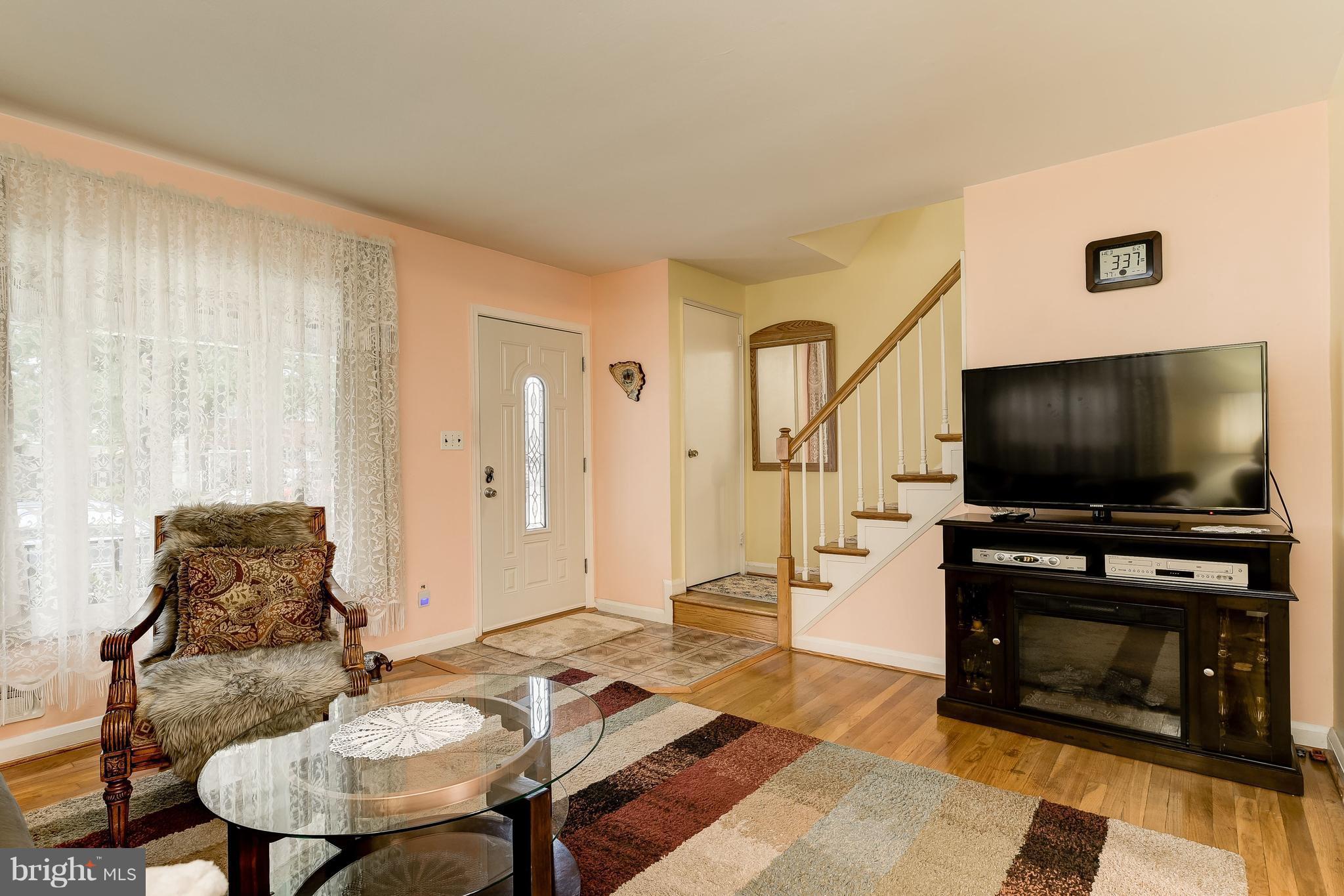 821 Southridge Road Baltimore, MD 21228 - Photo 5 of 30 Living Room