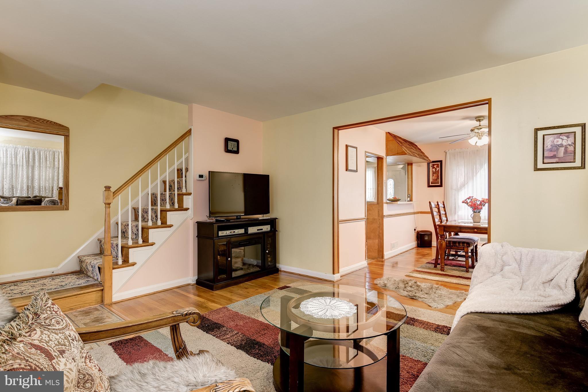 821 Southridge Road Baltimore, MD 21228 - Photo 6 of 30 Living Room