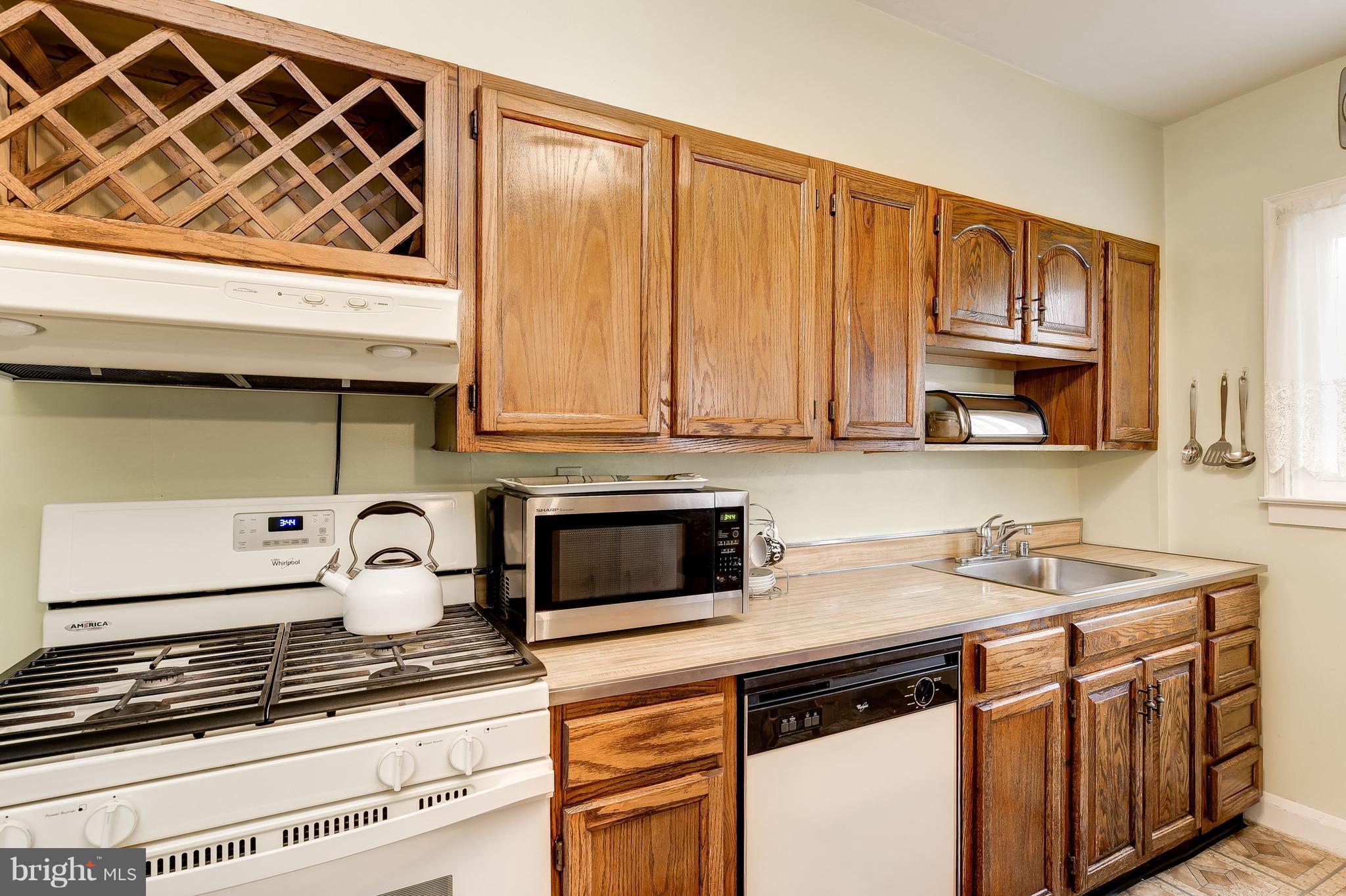 821 Southridge Road Baltimore, MD 21228 - Photo 10 of 30 Kitchen