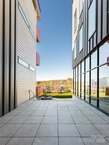 a view of a pathway along a building