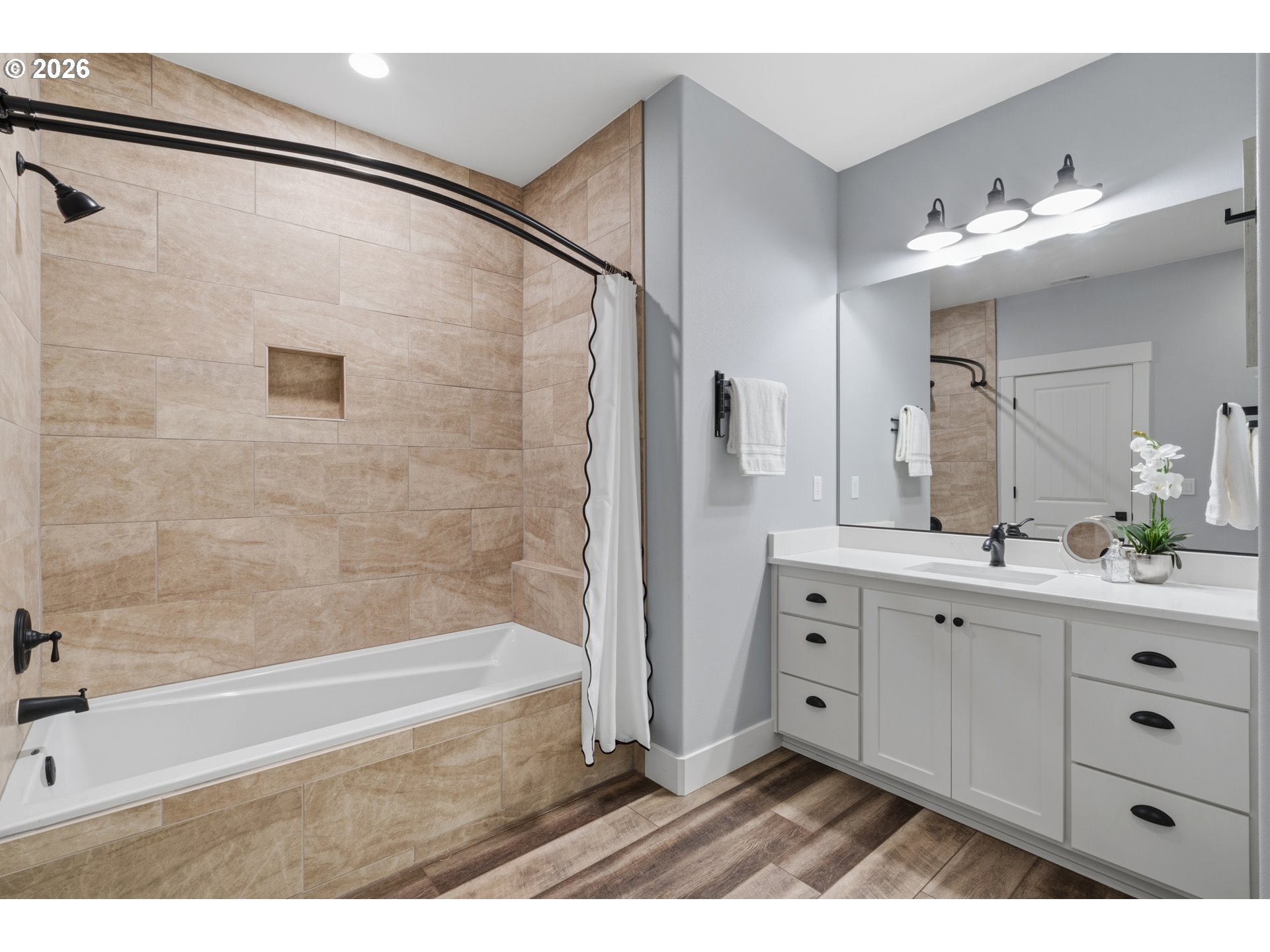 2301 Robbins Way Lebanon, OR 97355 - Photo 20 of 46 Bathroom