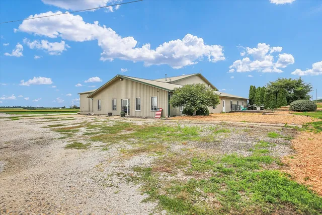 a view of a house with backyard and garden