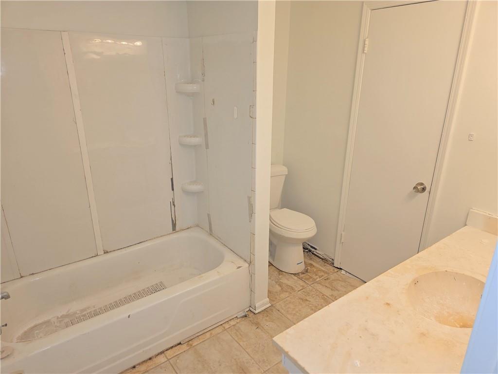3183 Nectarine Circle Decatur, GA 30034 - Photo 13 of 15 a bathroom with a bathtub and toilet