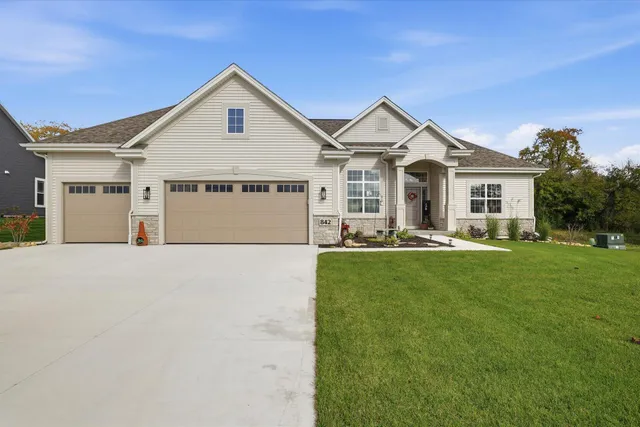 $649,900 | 842 Medina Drive, Mukwonago, WI 53149