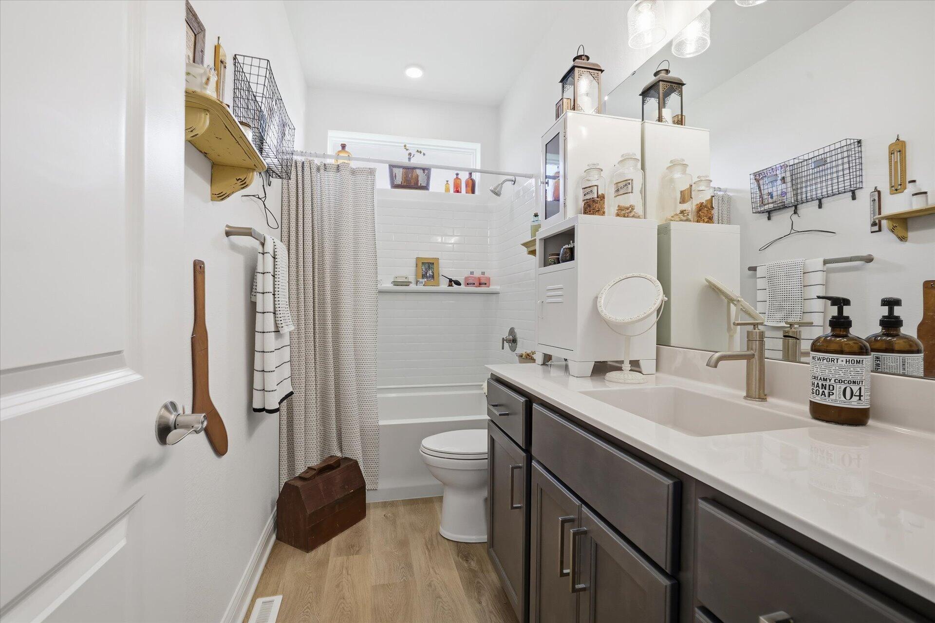 842 Medina Drive Mukwonago, WI 53149 - Photo 22 of 28 Full Main Bath