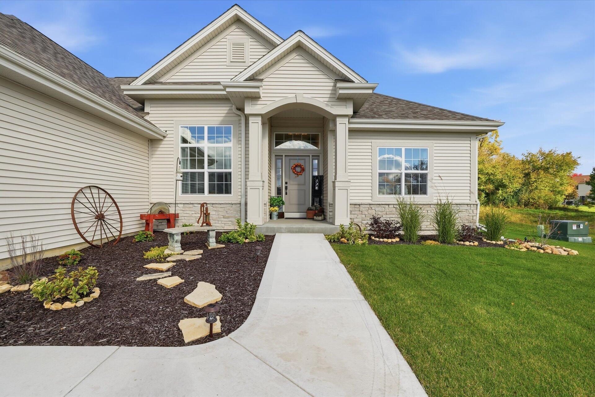 842 Medina Drive Mukwonago, WI 53149 - Photo 3 of 28 Beautiful Entry