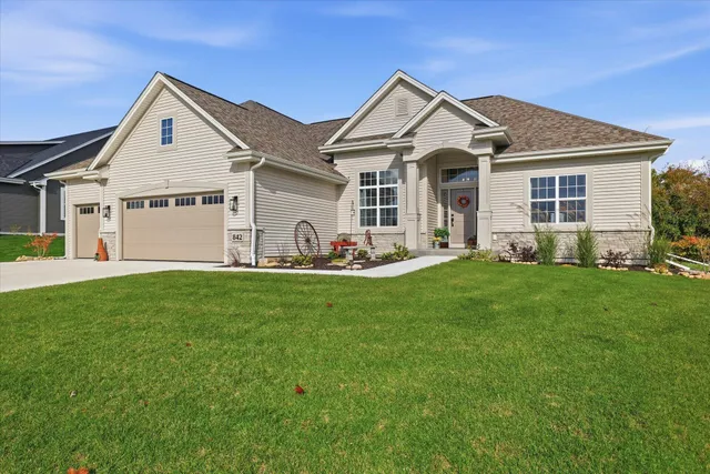 $656,900 | 842 Medina Drive, Mukwonago, WI 53149