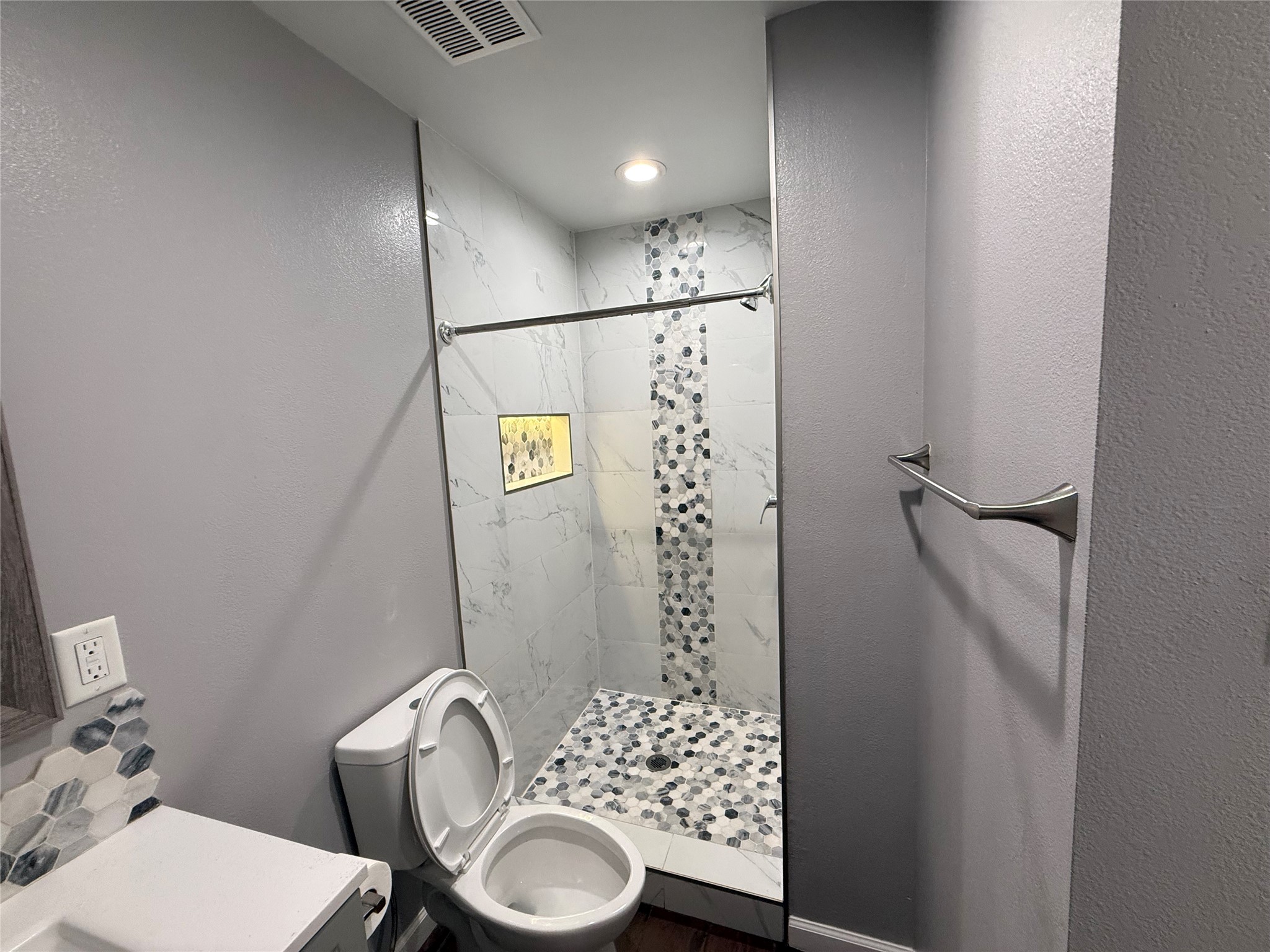 16118 Alden Ridge Drive Houston, TX 77053 - Photo 17 of 18 Second Bathroom