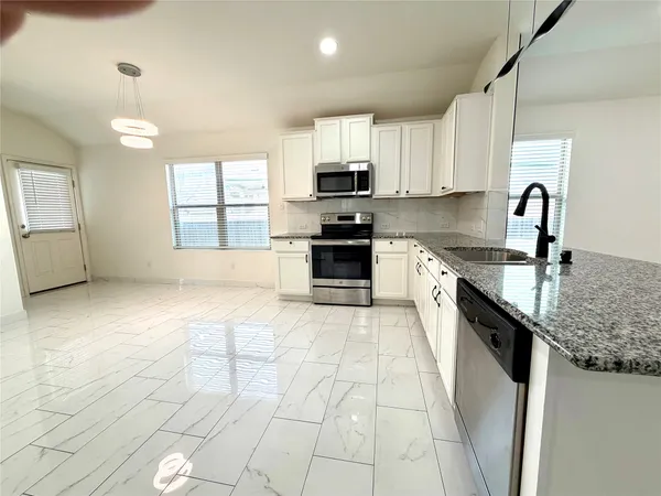 $1,675 | 216 Star Pass, Jarrell, TX 76537