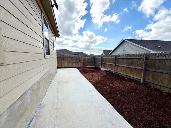 $1,675 | 216 Star Pass, Jarrell, TX 76537