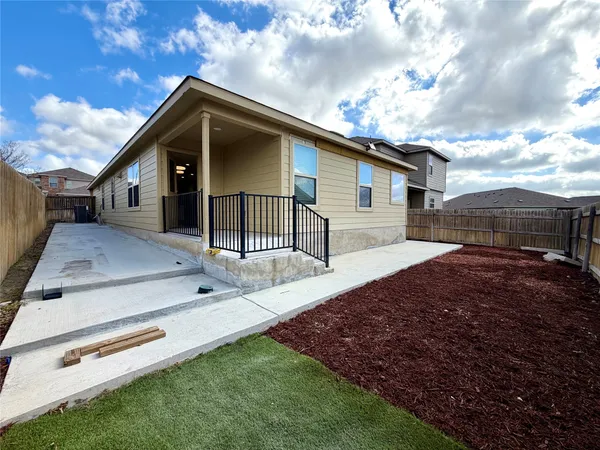 $1,675 | 216 Star Pass, Jarrell, TX 76537