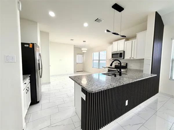 $1,675 | 216 Star Pass, Jarrell, TX 76537