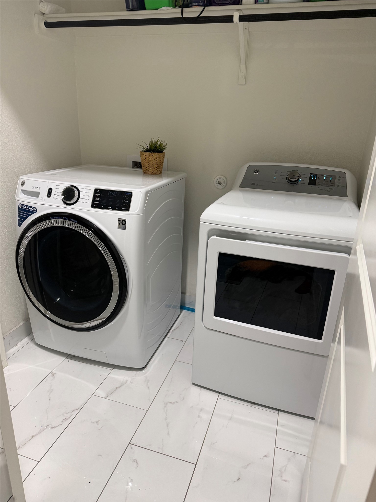 216 Star Pass Jarrell, TX 76537 - Photo 10 of 11 a utility room with dryer and washer
