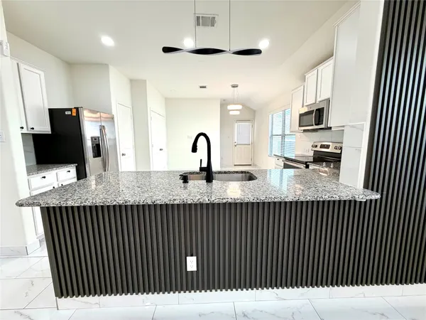 $1,675 | 216 Star Pass, Jarrell, TX 76537