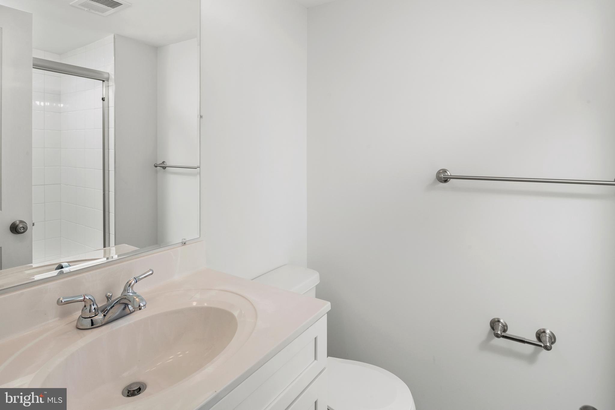6335 Greenfield Road, Unit 1702 Elkridge, MD 21075 - Photo 15 of 19 Primary Bathroom