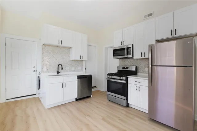 $2,400 | 1322 West Ohio Street, Unit 2R, Chicago, IL 60642