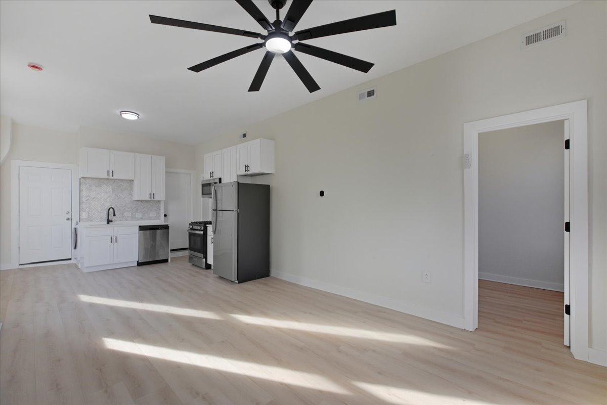 1322 West Ohio Street, Unit 2R Chicago, IL 60642 - Photo 4 of 10 a view of a kitchen with refrigerator and a ceiling fan