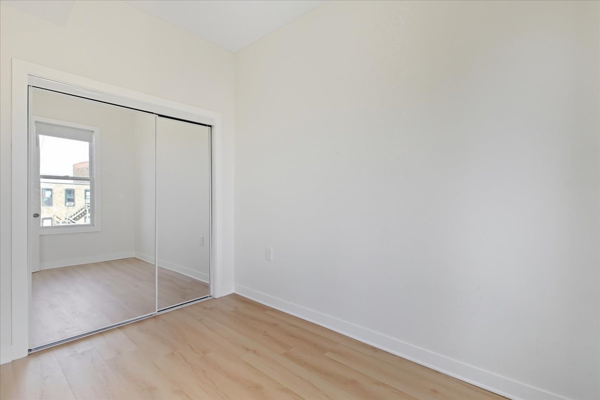 1322 West Ohio Street, Unit 2R Chicago, IL 60642 - Photo 8 of 10 an empty room with windows