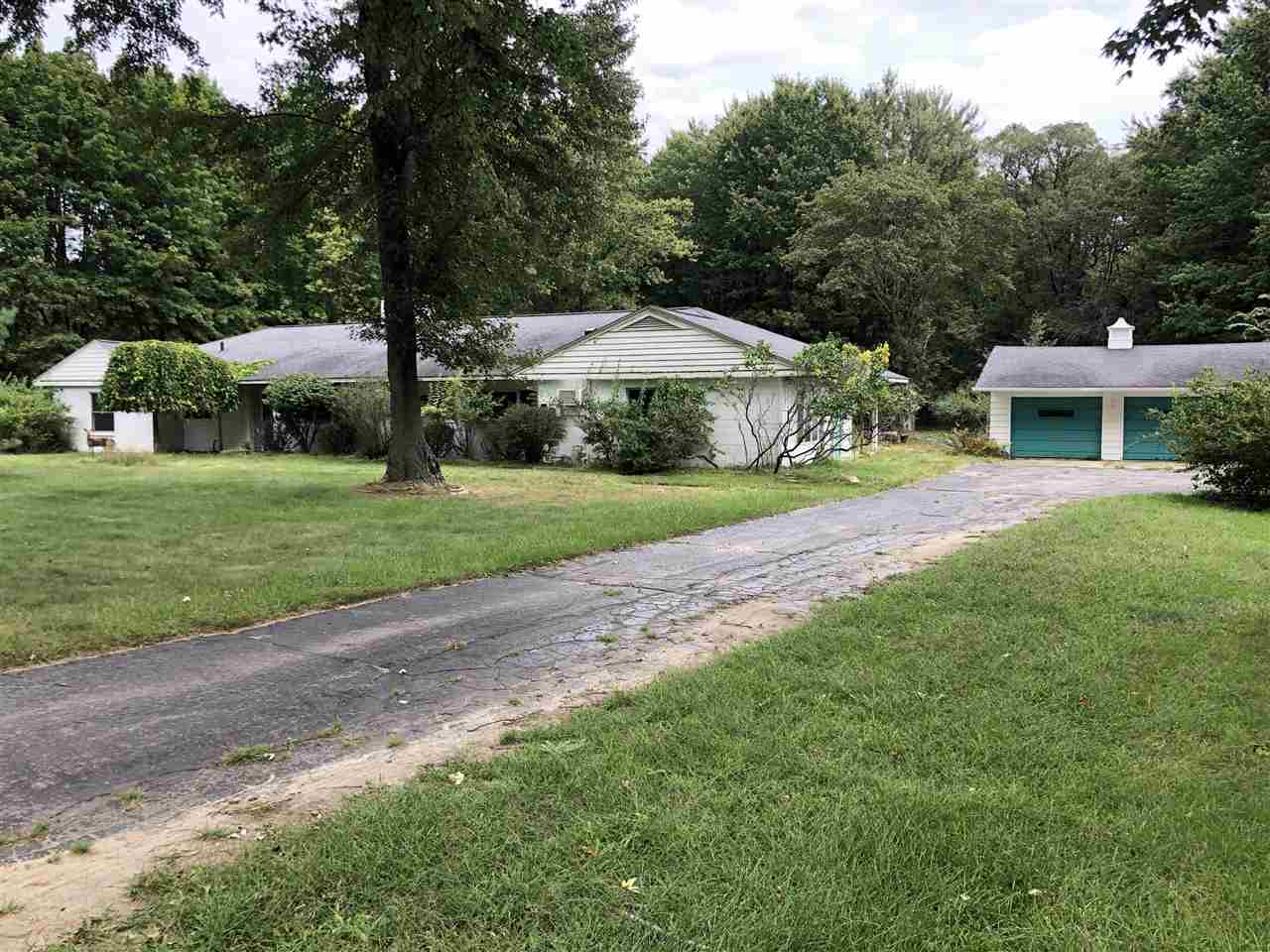 1195 East Avon Circle Rochester, MI 48309 - Photo 4 of 9 50054330-3.JPG
