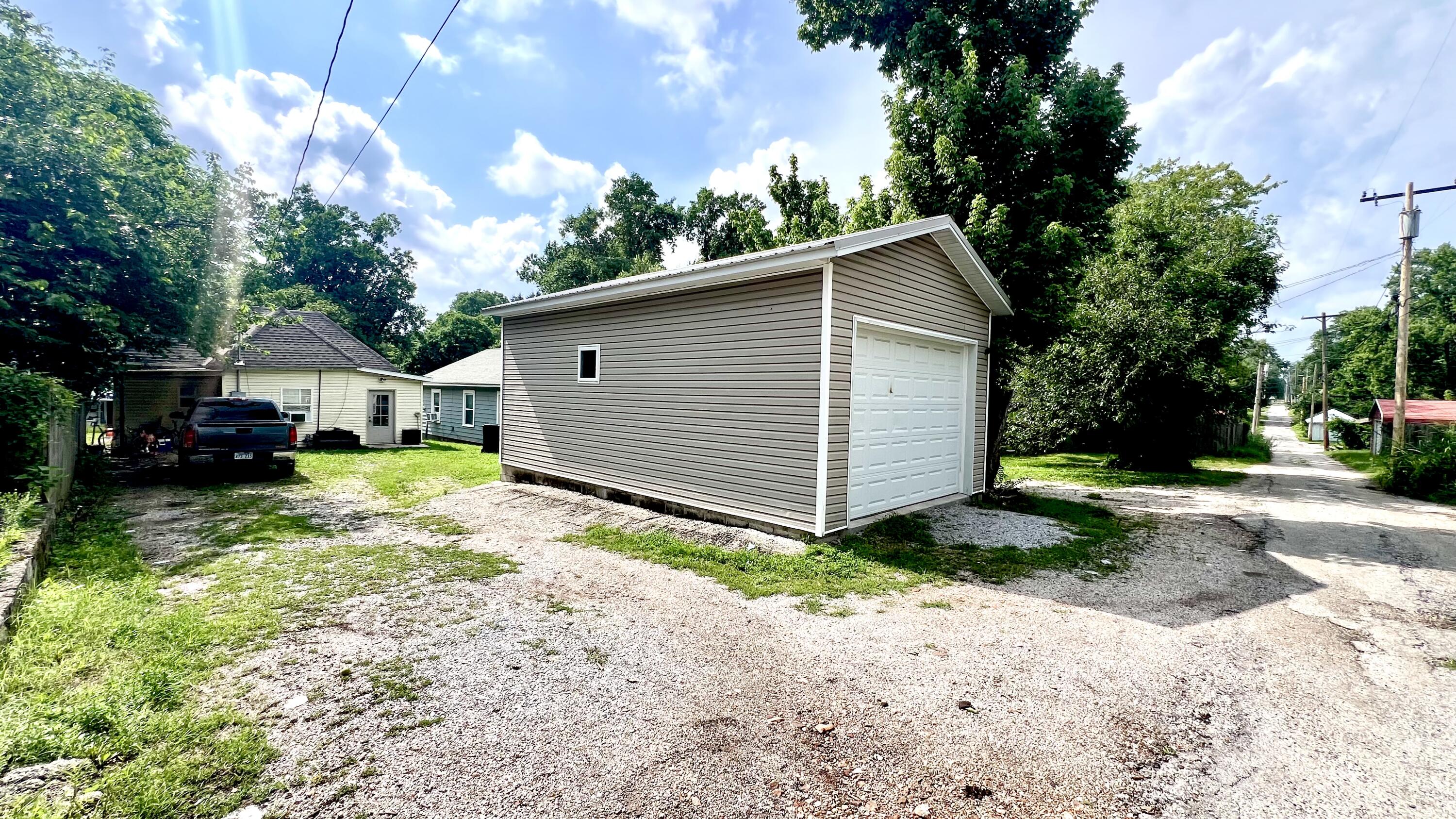 711 4th Street Monett, MO 65708 - Photo 4 of 14 IMG_8928